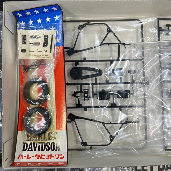 Harley-Davidson FLT-80 Vintage Motorcycle Model Kit - Picture 6 of 9